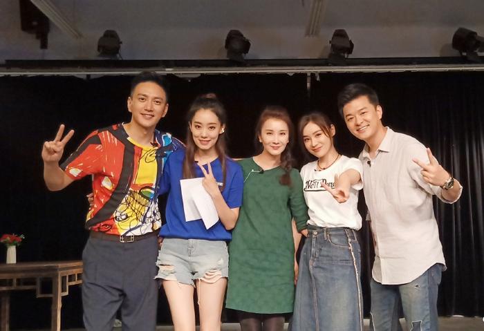 杨幂33岁生日当天，这个男同学组局聚餐庆祝，还暴露一个重要信息