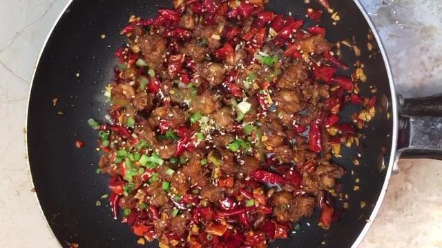 火爆川渝餐馆的辣子鸡，口感麻辣香酥，辣椒和花椒是2大“功臣”