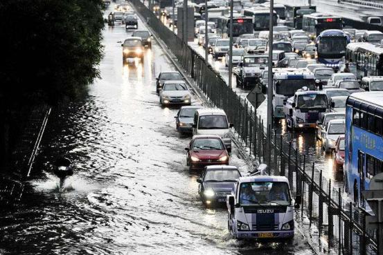 雨天开电动汽车，会有触电的危险吗？