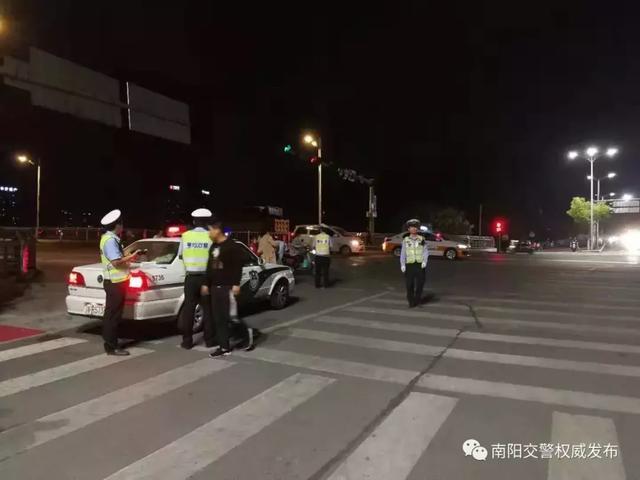 南阳交警「忠诚保大庆」中秋假期连轴转，交警站岗保平安