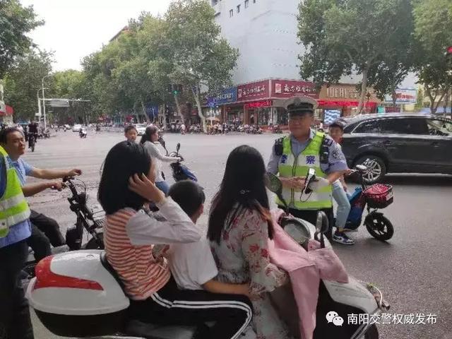 南阳交警「忠诚保大庆」中秋假期连轴转，交警站岗保平安