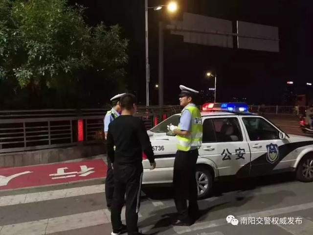 南阳交警「忠诚保大庆」中秋假期连轴转，交警站岗保平安