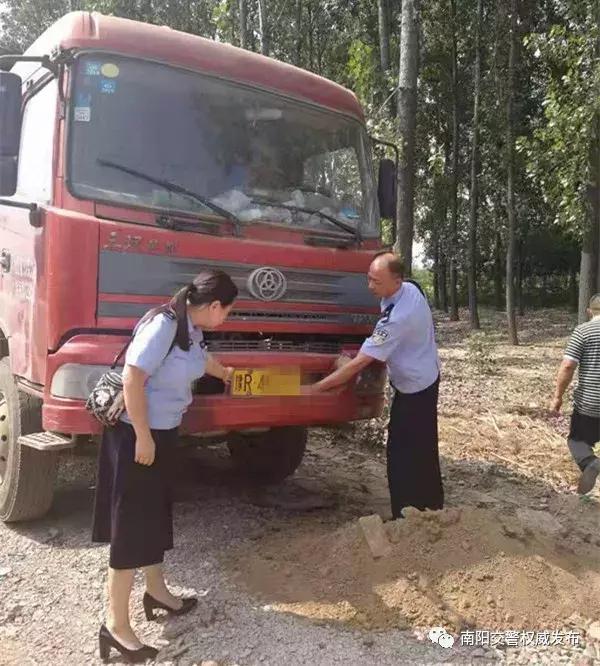 南阳交警「忠诚保大庆」中秋假期连轴转，交警站岗保平安