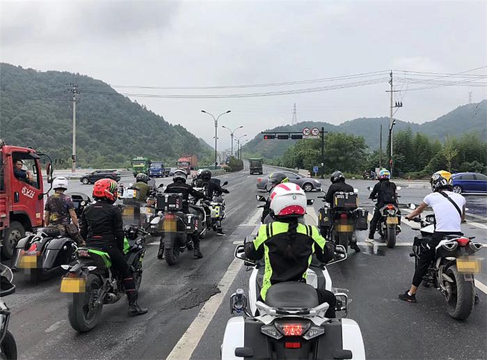 一批摩托车现杭州，不乏宝马、川崎，车子上牌车主戴盔，很守规矩