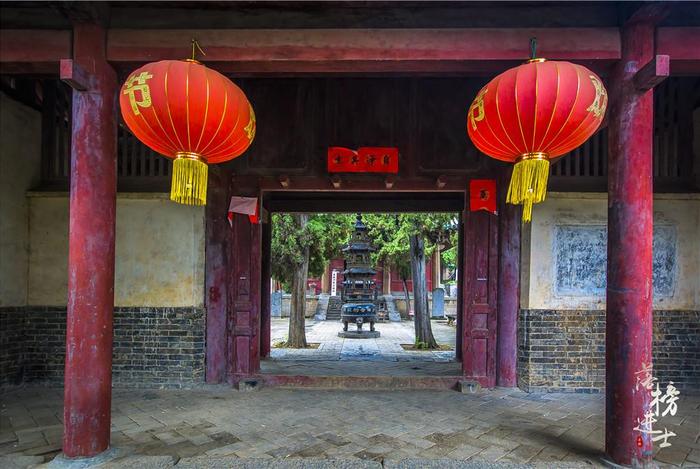 少林寺游客众多，旁边的初祖庵充满了古朴安逸，这才是深山古寺