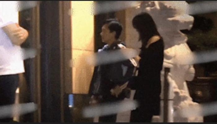 梁朝伟深夜与混血美女同返酒店，被网友质疑：与刘嘉玲各玩各的？