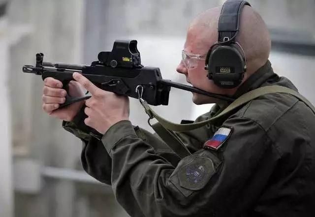 俄罗斯为飞行员装备一冲锋枪，高射速威力猛，堪称救世主武器