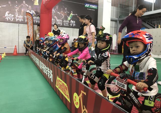 2019年北京自行车联赛平衡车专场 萌娃变骑手赛场竞速