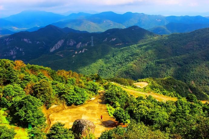 象山有座白岩山，半山腰有座神奇的白龙寺，山顶还有座小布达拉宫