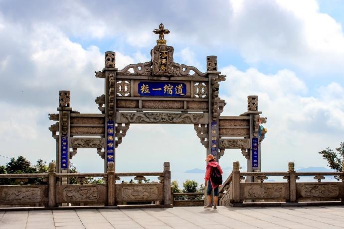 象山有座白岩山，半山腰有座神奇的白龙寺，山顶还有座小布达拉宫