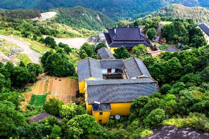 象山有座白岩山，半山腰有座神奇的白龙寺，山顶还有座小布达拉宫