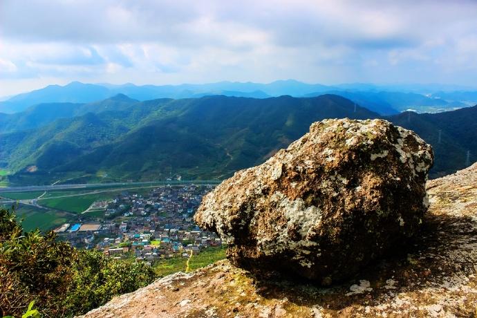 象山有座白岩山，半山腰有座神奇的白龙寺，山顶还有座小布达拉宫