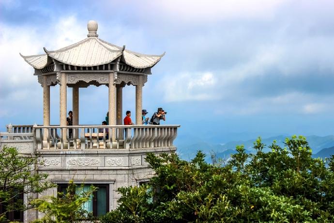 象山有座白岩山，半山腰有座神奇的白龙寺，山顶还有座小布达拉宫