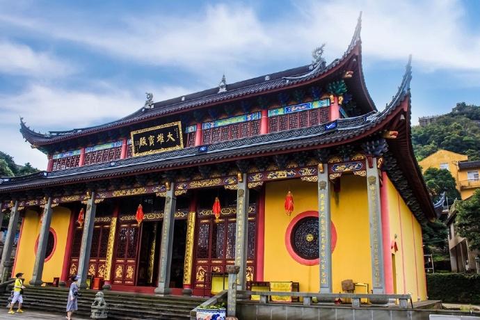 象山有座白岩山，半山腰有座神奇的白龙寺，山顶还有座小布达拉宫