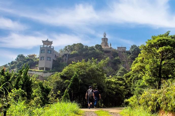 象山有座白岩山，半山腰有座神奇的白龙寺，山顶还有座小布达拉宫