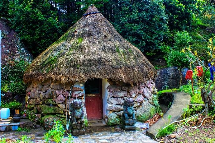 象山有座白岩山，半山腰有座神奇的白龙寺，山顶还有座小布达拉宫