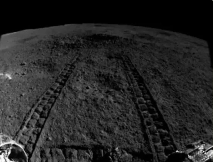 “玉兔号”在月球背面发现反光异常物体，真的是他们遗留的物品？
