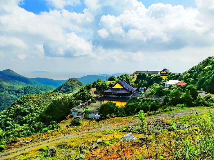 象山有座白岩山，半山腰有座神奇的白龙寺，山顶还有座小布达拉宫