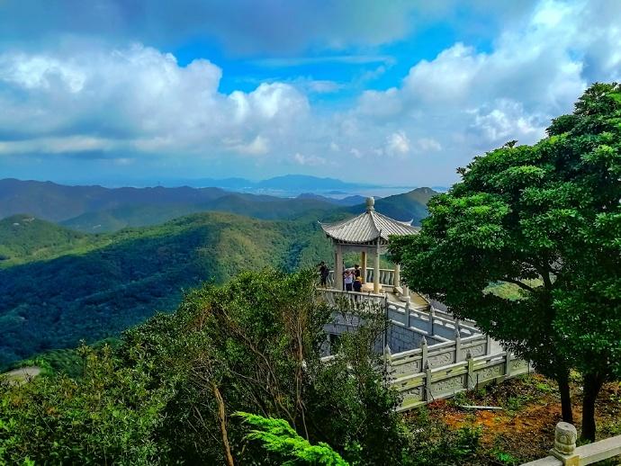 象山有座白岩山，半山腰有座神奇的白龙寺，山顶还有座小布达拉宫