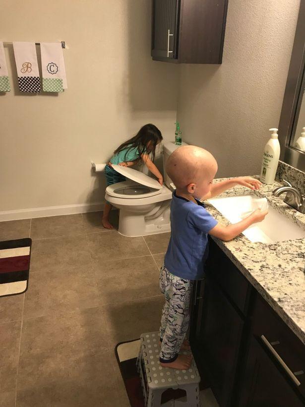 一位美国妈妈分享一张让人心碎的照片：5岁女儿照顾2岁生病的弟弟
