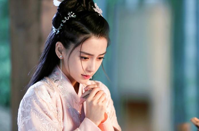 杨颖成名于《跑男》，转型成为演员失败后，她又接了一档全新综艺