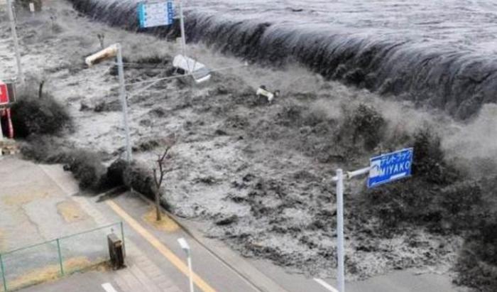 日本超大地震前兆？科学家：海底板下降50米，准确度高达90％