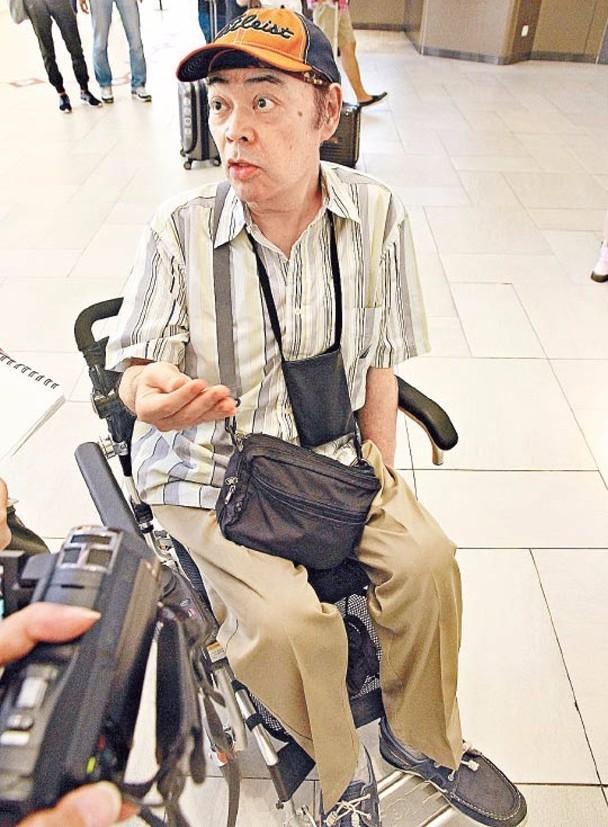 开颅手术后变失忆！66岁香港男星被指精神失常：护士强制绑手绑脚