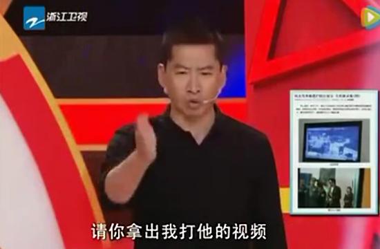 超刚！周杰不满被拍，追上去质问拍照者，路人纷纷侧目