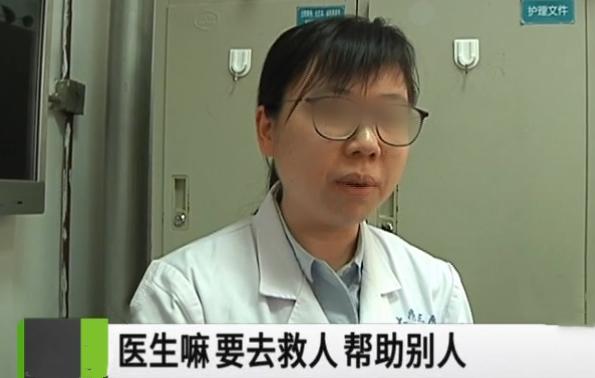 男子地铁上晕厥，女子跪地口对口人工呼吸：不怕传染，救人要紧！