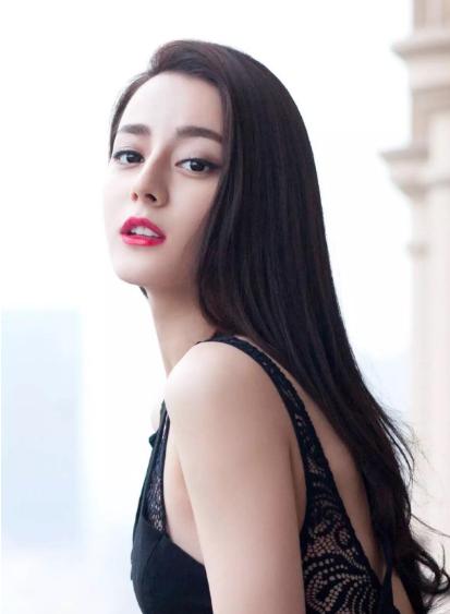 同样都是92年小花，如今迪丽热巴被吐槽比古力娜扎老得快！