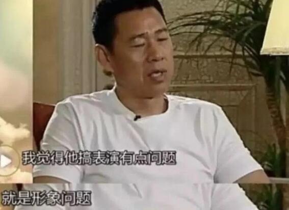 自幼父母离异，长大后想演戏被生父嫌弃长相，继父待他视如己出