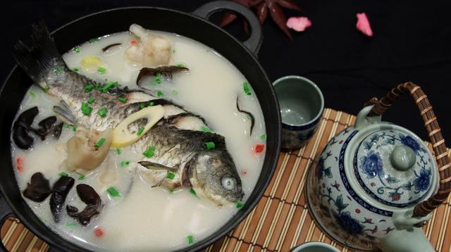 【育儿膳食】豆腐鲫鱼汤，宝妈巧手做，汤色乳白味美，补铁补钙