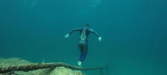 海底压强多可怕？将100公斤的铁球丢进最深海沟，铁球被压变形