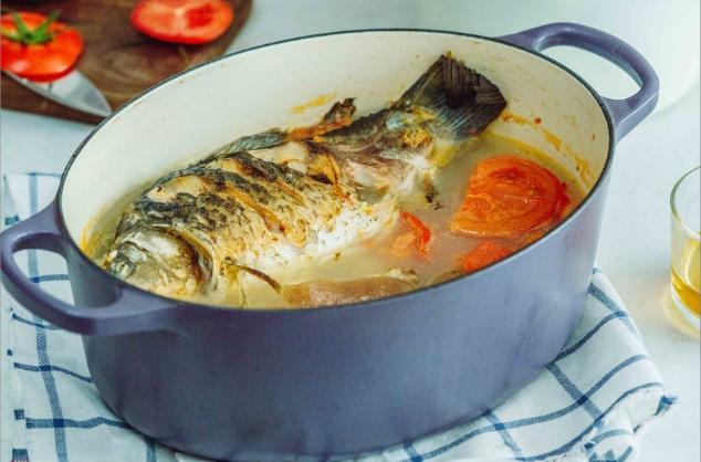 【育儿膳食】豆腐鲫鱼汤，宝妈巧手做，汤色乳白味美，补铁补钙