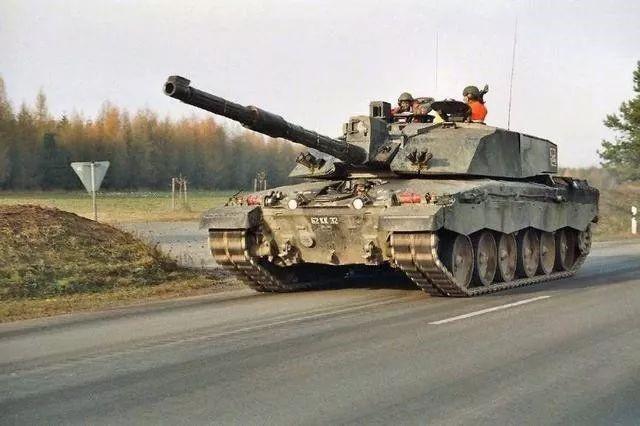 英国又“没钱”了！坦克总数比乌干达还少，火炮升级还要依靠国外