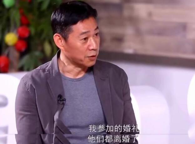 自幼父母离异，长大后想演戏被生父嫌弃长相，继父待他视如己出