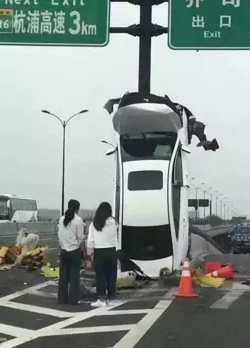 杭州小白车“开上天”完好无损背后 这两点很重要