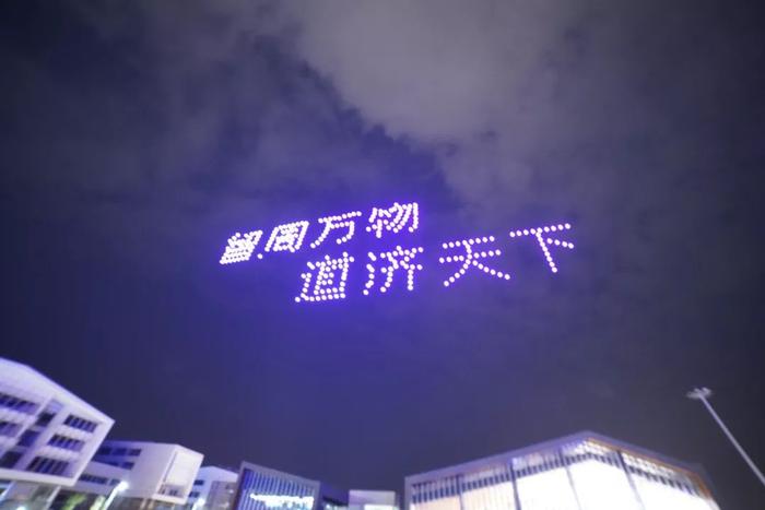 夜晚，大学高空闪烁中国地图！朋友圈刷屏：太惊艳