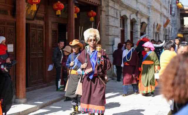 青海的“网红”仿古村落，背后隐藏着一种深层的旅游营销模式