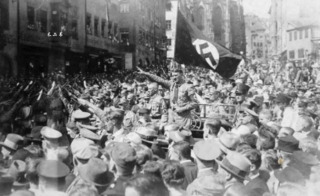 纳粹元首希特勒罕见老照片：得势时疯狂阅兵、参加元帅戈林的婚礼