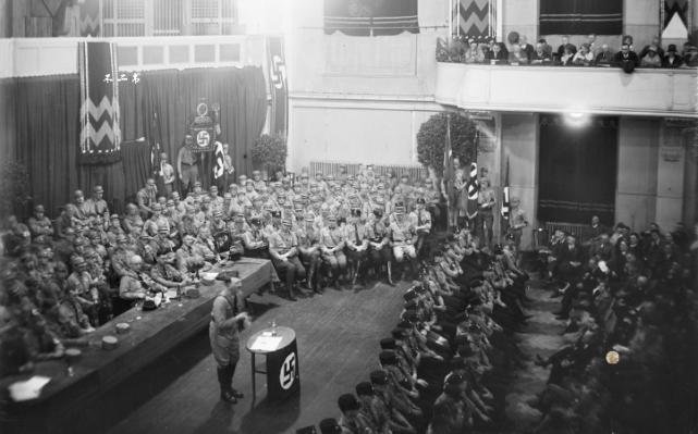 纳粹元首希特勒罕见老照片：得势时疯狂阅兵、参加元帅戈林的婚礼