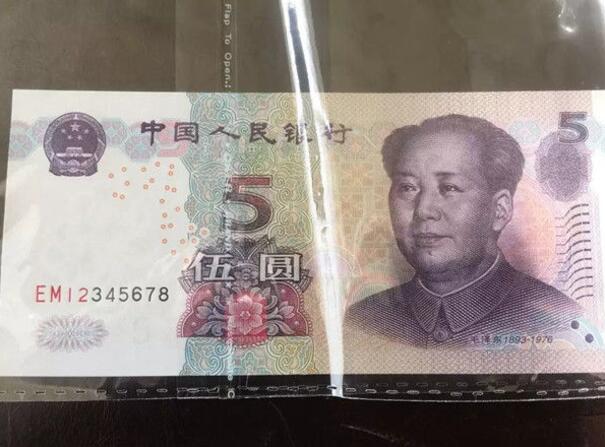 小卖铺老板收到一张天王顺子号五元钱币，咨询专家：价值五千元！