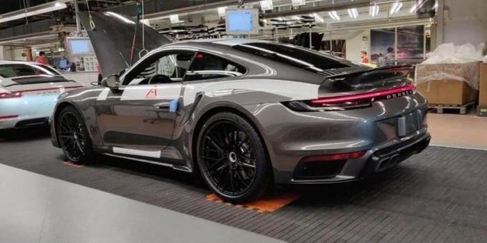 或将搭载3.8T水平对置六缸发动机，新911 Turbo低伪谍照