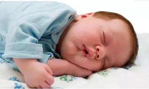 这5种睡姿，影响宝宝颜值，还不利于智力发育，宝妈要及时纠正