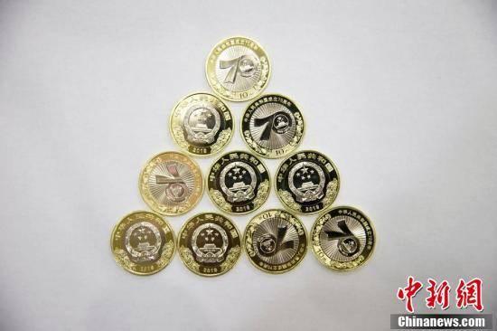 太原民众冒雨排队兑换中华人民共和国成立70周年纪念币