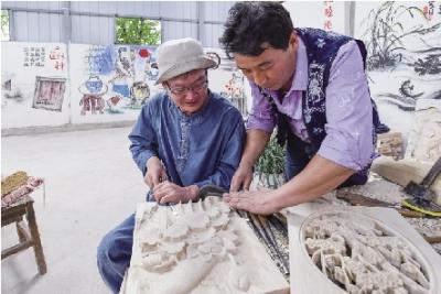 杨元松和他的彩绘木雕