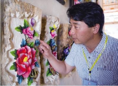杨元松和他的彩绘木雕