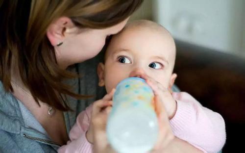 冬季给宝宝喂奶必备的温奶技巧及注意事项，妈妈们的必学点！