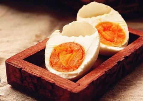 用白酒腌制过的咸鸭蛋吃起来更香，自己吃或送人都不错，含做法