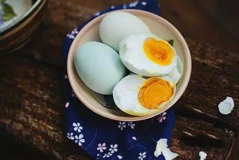 用白酒腌制过的咸鸭蛋吃起来更香，自己吃或送人都不错，含做法